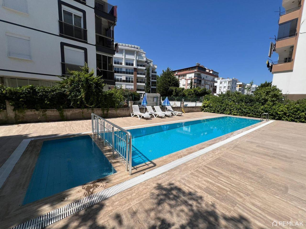 Konyaaltı Hurma bölgesinde havuzlu ve balkonlu 2+1 daire - image 1