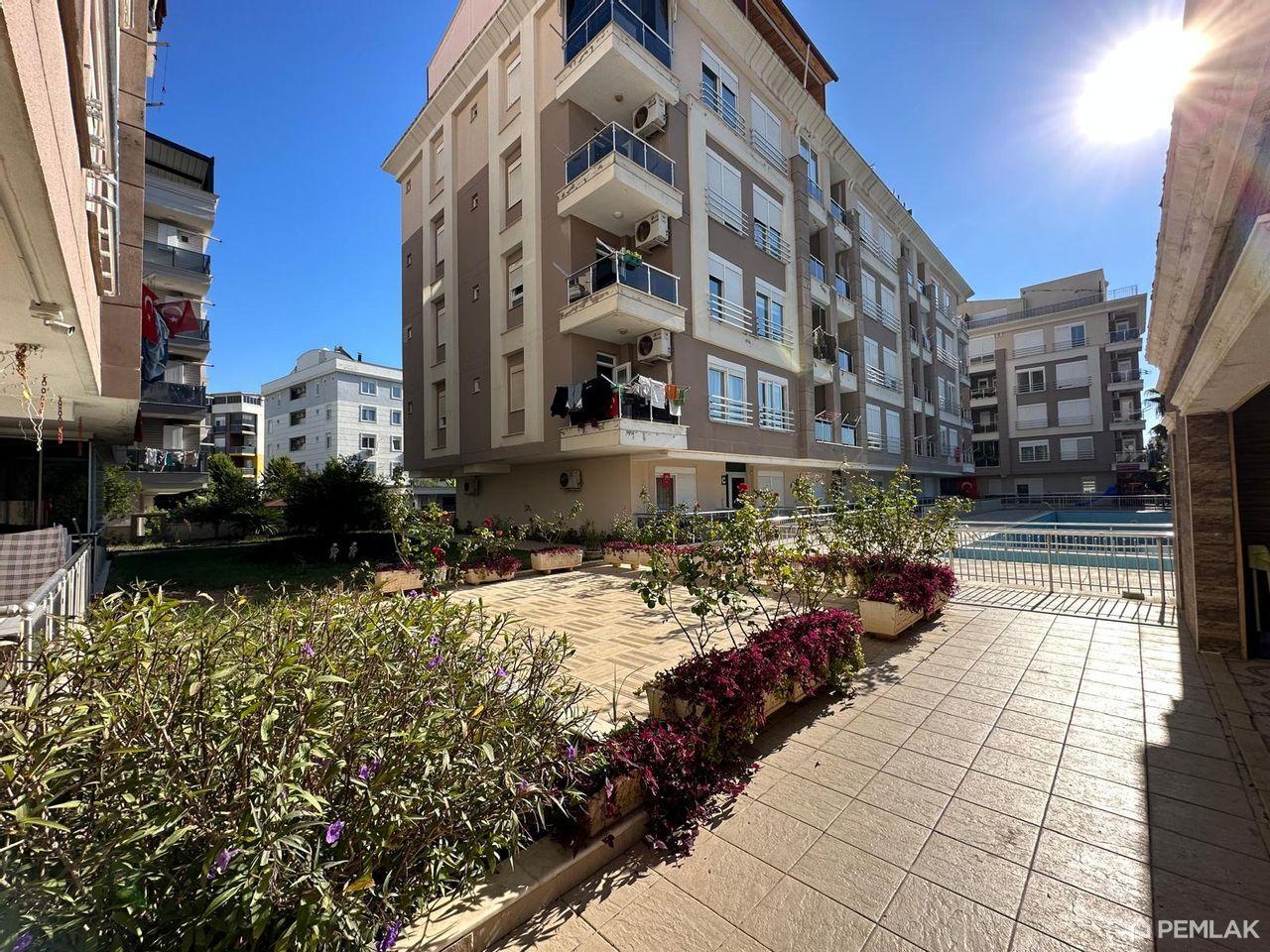 Hurma'nın rağbet gören mahallesinde şık bir site içinde yer alan mükemmel 2+1 daire - image 1