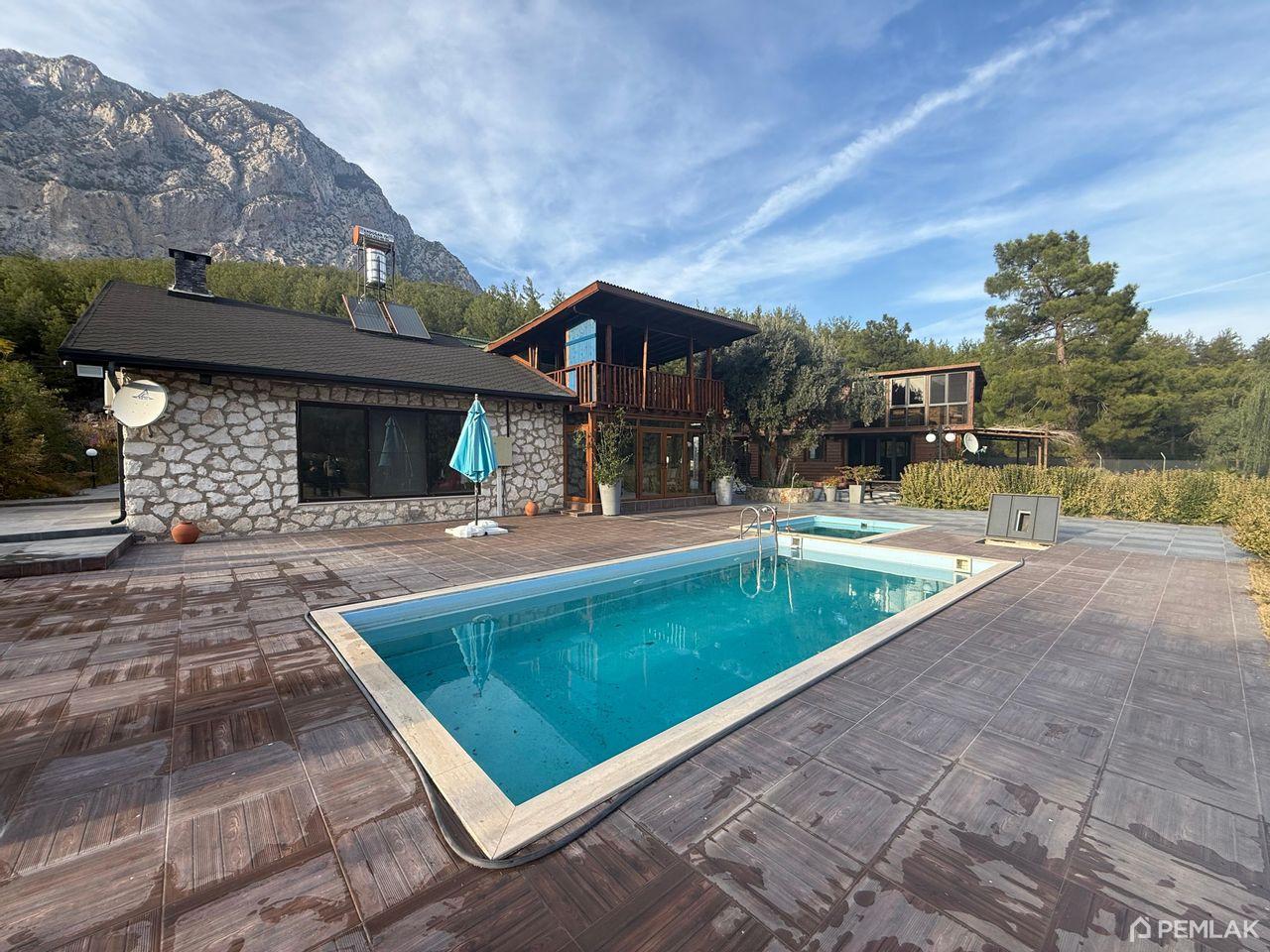 Türkiye'de Satılık Emlak: Çakırlar mahallesinde iki geniş 5+1 ve 3+1 ev içeren güzel kırsal kompleks - image 1