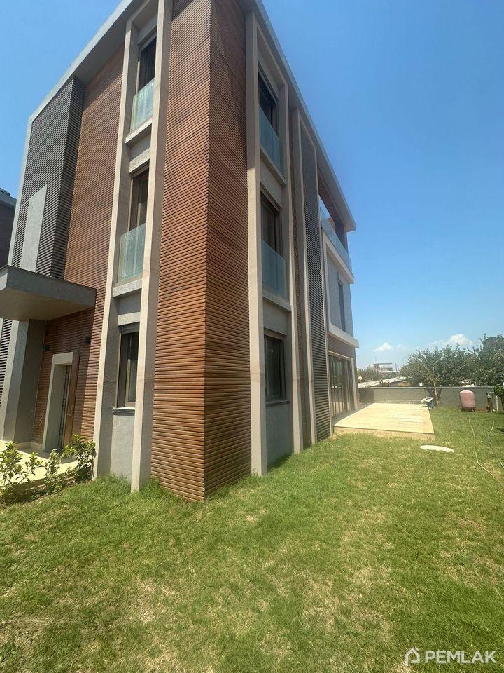 Altıntaş mahallesinde özel yüzme havuzlu üç katlı villa 5+1 - image 1