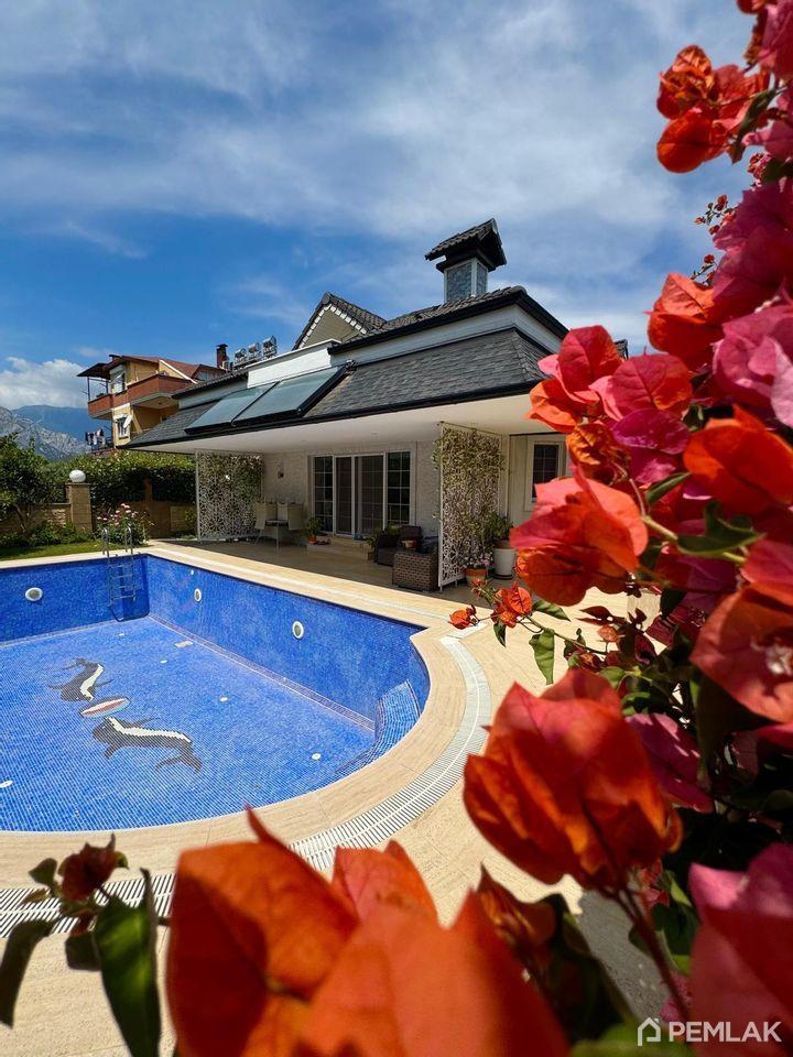 Kemer'in merkezinde yüzme havuzlu 6+1 geniş villa - image 1
